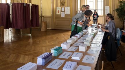 Des électeurs votent à Paris pour le premier tour des élections législatives, le 11 juin 2017. (JULIEN MATTIA / AFP)