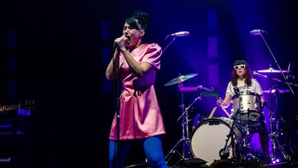 Le groupe Bikini Kill, emmené par Kathleen Hanna, en concert à Londres en juin 2019. (DAFYDD OWEN / MAXPPP)