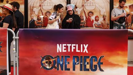 Des fans venus assister à l'avant-première de One Piece, version Netflix, à Paris, le 29 août 2023. (OLIVIER CORSAN / MAXPPP)