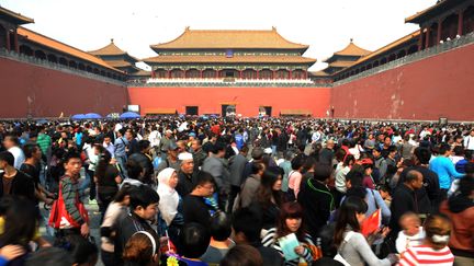 Des touristes patientent devant la Cit&eacute; interdite de P&eacute;kin (Chine), le 4 octobre 2011. (AFP)