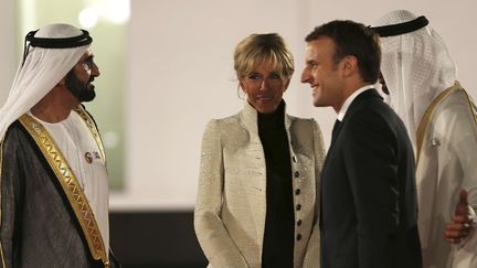 Emmanuel et Brigitte Macron accueillis à Abou Dhabi par Cheikh Mohamed bin Rashid Al Maktoum.
 (Kamran Jebreili/AP/SIPA)