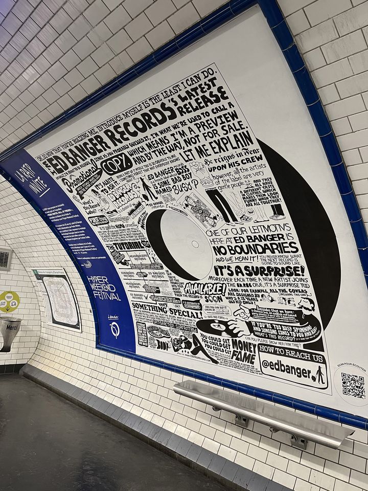 La pochette du label Ed Banger "que le public n'a jamais vue" : celle du disque promotionnel destiné aux professionnels, sur laquelle le graphiste maison So-Me s'était amusé à digresser avec humour., affichée à la station de métro Pigalle, le 18 janvier 2023. (LAURE NARLIAN / FRANCEINFO CULTURE)