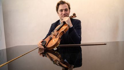 Renaud Capuçon et son célèbre violon de 1737 que jouait avant lui Isaac Stern. Photo prise en avril 2019 à Aix-en-Provence. (CHRISTOPHE SIMON / AFP)