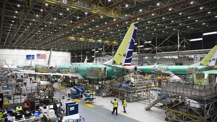 Des employés travaillent sur des Boeing 737 MAX à l'usine Boeing Renton à Renton, Washington, le 27 mars 2019. (JASON REDMOND / AFP)