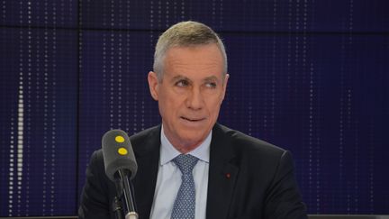 Opération antiterroriste en début de semaine : parmi les interpellés, figure un "ancien militaire, converti et musulman radical", révèle François Molins