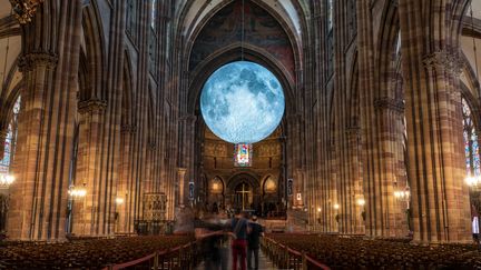 L'oeuvre "Museum of the Moon", de Luke Jerram, installée dans la nef de la cathédrale Notre-Dame de Strasbourg, dans le cadre de la manifestion "L'industrie magnifique", du 3 au 13 juin 2021 (PATRICK HERTZOG / AFP)