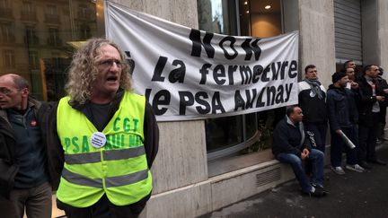 Des ouvriers de l'usine PSA d'Aulnay-sous-Bois (Seine-Saint-Denis), menac&eacute;e de fermeture,&nbsp;ont occup&eacute; pendant plusieurs heures les locaux de l'UIMM, le patronat de la m&eacute;tallurgie, &agrave; Paris, le 8 mars 2013. (THOMAS SAMSON / AFP)