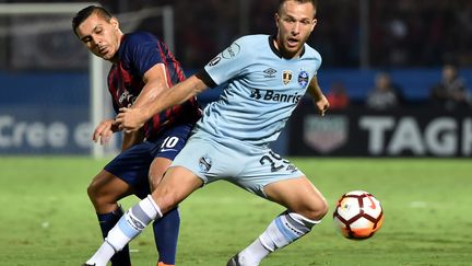 Arthur (à dr.) lors d'un match de Copa Libertadoris avec Gremio (NORBERTO DUARTE / AFP)