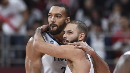 Rudy Gobert et Evan Fournier, après le match pour la troisième place face à l'Australie lors de la Coupe du monde 2019 à Pékin, le 15 septembre 2019.&nbsp; (JU HUANZONG / XINHUA)