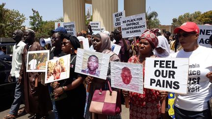 Des familles de victimes du pouvoir manifestent contre&nbsp;l'ancien président gambien Yahya Jammeh&nbsp;à Banjul, la capitale, le 17 avril 2018. (CLAIRE BARGELES / AFP)