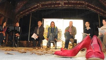 Vincent Goethals (au milieu, feuille en mains) le directeur du Théâtre de Bussang, entouré des artistes des Estiavles 2013
 (Philippe Briqueleur)