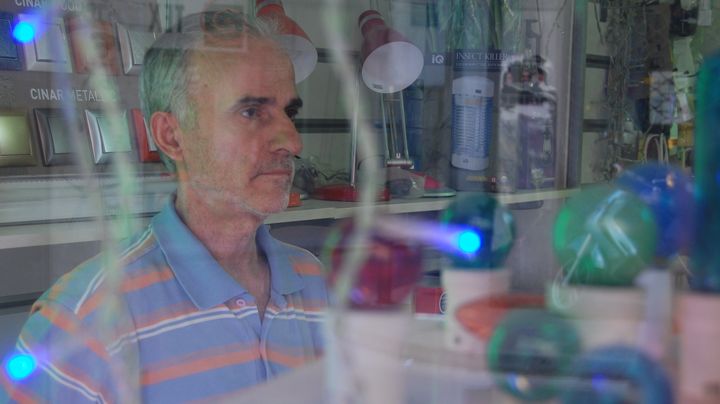 Yannis&nbsp;Tsirimokos s'est install&eacute; dans le centre d'Ath&egrave;nes il y a quatre ans. Cela fait 32 ans qu'il tient des boutiques sp&eacute;cialis&eacute;es dans les lampes et l'&eacute;lectricit&eacute;. (JULIE RASPLUS / FTVI)