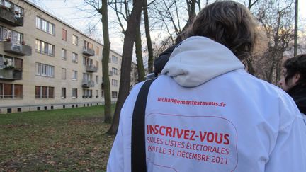 Des militants du Mouvement des jeunes socialistes (MJS) s'appr&ecirc;tent &agrave; effectuer une op&eacute;ration de porte-&agrave;-porte &agrave; Clichy-sous-Bois, le 10 d&eacute;cembre 2010. (ILAN CARO / FTVI)