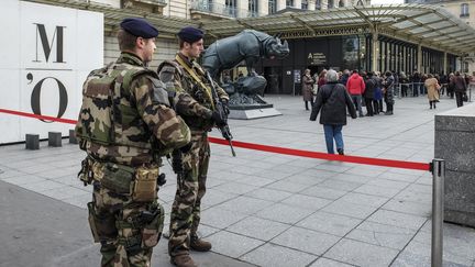 Des militaires aux abords du musée d'Orsay, à Paris, le 13 novembre 2015.&nbsp; (ROLLINGER-ANA / ONLY FRANCE / AFP)