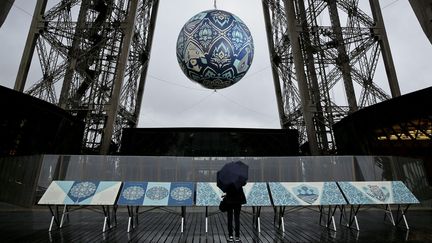  (L'immense mappemonde earth crisis installée en 2015 par Obey sous la Tour Eiffel © MaxPPP)