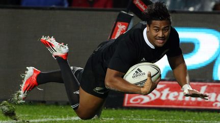 L'un des trois essais marqués par le Néo-Zélandais Julian Savea face à l'Angleterre (MICHAEL BRADLEY / AFP)