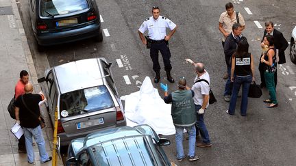 Des policiers sur les lieux o&ugrave; le braqueur a &eacute;t&eacute; tu&eacute;, le 11 septembre 2013, dans le centre-ville de Nice (Alpes-Maritimes). (JEAN CHRISTOPHE MAGNENET / AFP)