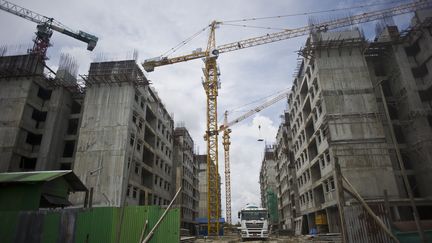 Rangoun, poumon économique de la Birmanie, est passée, en quelques années, d'un statut de ville figée dans le temps à celui de ville en mouvement, où les chantiers pullulent. Ici, le 24 septembre 2015. (YE AUNG THU / AFP)