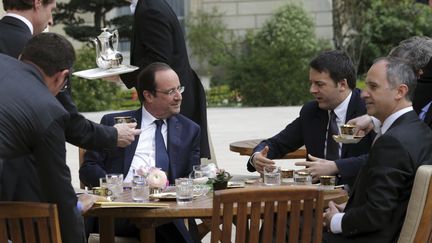 Fran&ccedil;ois Hollande re&ccedil;oit au palais de l'Elys&eacute;e le pr&eacute;sident du Conseil italien, Matteo Renzi (D), le 15 mars 2014.&nbsp; ( PHILIPPE WOJAZER / REUTERS)