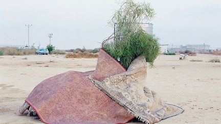 S’ils peuvent circuler librement hors du centre de Holot dans la journée, les réfugiés sont obligés d’y pointer matin et soir. Sans ressources, ils passent une partie de leur temps à errer à la recherche d’une activité. Ils essayent avec des moyens rudimentaires (bâtons, sable, pierres et divers objets abandonnés) de reconstruire des lieux de vie propres à leur culture: huttes communautaires, salons de thé, salles de sport…
 (Ron Amir)