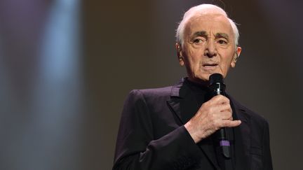 Charles Aznavour lors d'un concert à Bercy, à Paris, le 13 décembre 2017.&nbsp; (ERIC FEFERBERG / AFP)