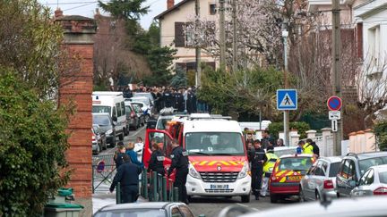 Sur les lieux de la fusillade, devant le coll&egrave;ge-lyc&eacute;e juif Ozar-Hatorah, dans le quartier de la Roseraie, &agrave; Toulouse, le 19 mars 2012. (LANCELOT FREDERIC / SIPA)