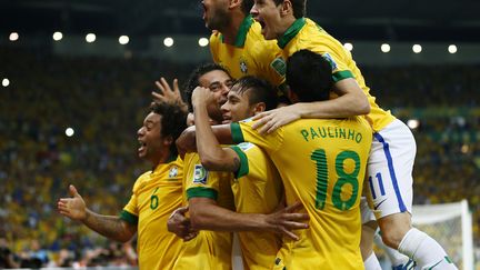 L'attaquant br&eacute;silien Fred (2e &agrave; gauche) f&ecirc;te avec ses &eacute;quipiers son but contre l'Espagne, le 30 juin 2013, au stade Maracana de Rio de Janeiro (Br&eacute;sil). (JORGE SILVA / REUTERS)