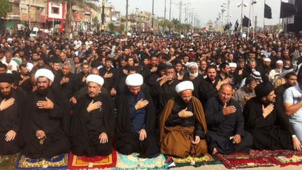 Vendredi 8 novembre : prière de rue à Sadr City, sous une très importante protection des combattants chiites de l'Armée du Mahdi. Interdiction de les filmer. Chaque mètre carré est quadrillé par des miliciens habillés en noir. (FTV/Stéphane Dubun)