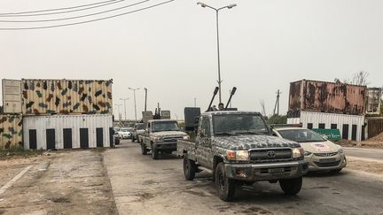 Un convoi&nbsp;des forces du&nbsp;gouvernement d'union nationale (GNA) de Fayez Al-Sarraj, à Janzour, en Libye, vendredi 5 avril 2019.&nbsp; (MAHMUD TURKIA / AFP)