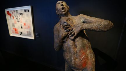 La folie, tous les artistes en parlent. Ici une sculpture d'un homme fou tenant un masque dans ses mains. Au Musée de la Folie de Naples, en Italie (MARCO CANTILE / LIGHTROCKET / GETTY IMAGES)