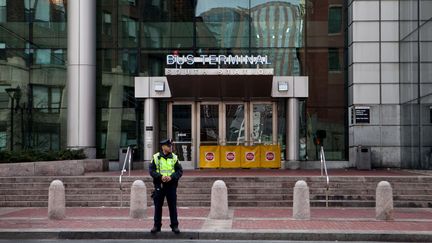 Boston et Watertown semblent coup&eacute;es du monde, les transports en commun sont arr&ecirc;t&eacute;s, pendant que les forces de l'ordre traquent&nbsp;Dzhokhar Tsarnaev, vendredi 19 avril. (KAYANA SZYMCZAK / GETTY IMAGES NORTH AMERICA / AFP)