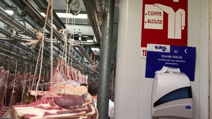 La partie r&eacute;serv&eacute;e &agrave; la viande halal dans le pavillon boucherie de Rungis, pr&egrave;s de Paris, le 21 f&eacute;vrier 2012.&nbsp; (LIONEL BONAVENTURE / AFP)