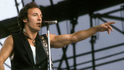 Bruce Springsteen, alors âgé de 38 ans, dans un concert d'anthologie à Berlin-Est le 19 juillet 1988, devant 300.000 Allemands de l'Est assoiffés de liberté, quelque 16 mois avant la chute du Mur... Un de ces moments qui ont fait sa légende.
 (Reinhard Kaufhold / DPA / AFP)