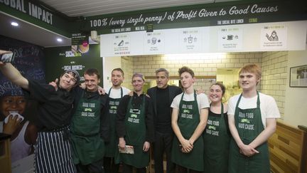 George Clooney à Edinbourg paye des repas aux sans-abris