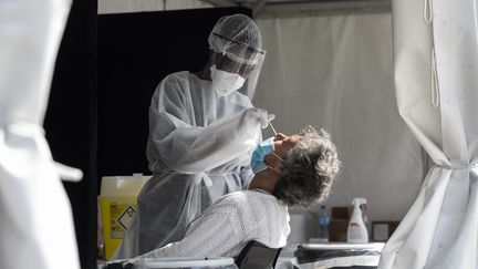 Une infirmière réalise un test PCR dans un laboratoire devant l'hôtel de ville de Paris, le 1er septembre 2020. (MAXPPP)