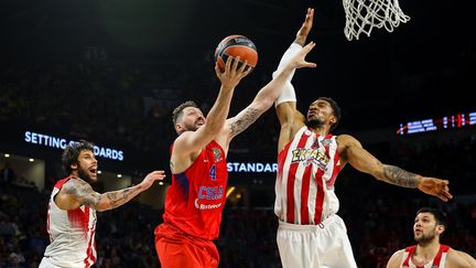 Nikita Kurbanov (CSKA Moscou) sous le regard de Georgios Printezis (Olympiakos)  (SALIH ZEKI FAZLIOGLU / ANADOLU AGENCY)