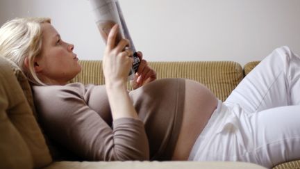 Une &eacute;tude de l'Insee publi&eacute;e le 19 octobre 2012 r&eacute;v&egrave;le que les femmes fran&ccedil;aises ont d&eacute;sormais leur premier enfant &agrave; 28 ans en moyenne.&nbsp; (MAIKE JESSEN / GETTY IMAGES)