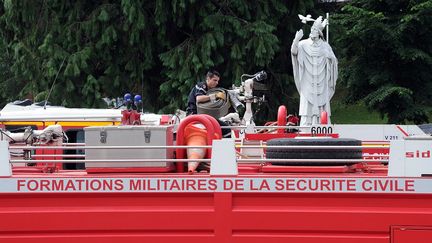 Un camion de la s&eacute;curit&eacute; civile mobilis&eacute; &agrave; Lourdes apr&egrave;s les inondations qui ont d&eacute;vast&eacute; la ville. (PASCAL PAVANI / AFP)