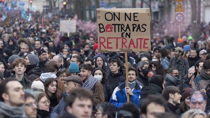 Cet homme semble fier de son jeu de mots, brandi bien haut, dans le cortège parisien. (VINCENT ISORE / MAXPPP)