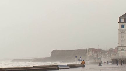 Tempête Eunice : Wimereux, dans le Pas-de-Calais, se prépare pour les violentes bourrasques