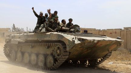 Des soldats de l'arm&eacute;e loyale &agrave; Bachar Al-Assad dans le village de Debaa, pr&egrave;s de&nbsp;Qousseir (Syrie), le 7 juin 2013. (REUTERS )