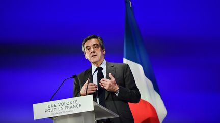 Le candidat à la présidentielle François Fillon lors d'un meeting à Courbevoie (Hauts-de-Seine), le 21 mars 2017. (CHRISTOPHE ARCHAMBAULT / AFP)