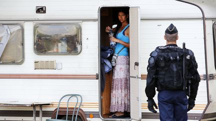 Les forces de l'ordre ont proc&eacute;d&eacute; &agrave; l'&eacute;vacuation d'un camp de Roms &agrave; Saint-Fons (Rh&ocirc;ne), le 6 septembre 2013. (FAYOLLE PASCAL/SIPA)