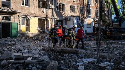 Des secouristes sur le site d'une frappe russe à Mikolaïv (Ukraine), le 13 octobre 2022.&nbsp; (VIRGINIE NGUYEN HOANG / HANS LUCAS / AFP)