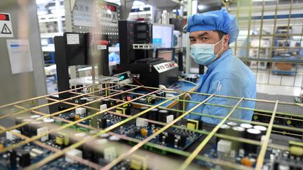 Un employé travauille dans une usine produisant des robots à Wuhan, en Chine. Photo d'illustration. (STR / AFP)