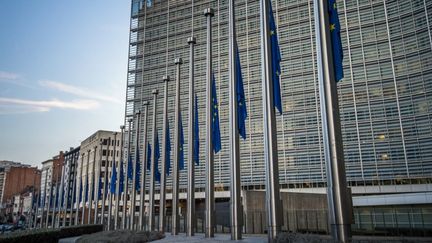 Le siège de la commission européenne à Bruxelles (les drapeaux, ce 3 novembre 2017 là, sont en berne en hommage à la journaliste maltaise Daphne Caruana Galizia, assassinée). (LAURIE DIEFFEMBACQ / BELGA)