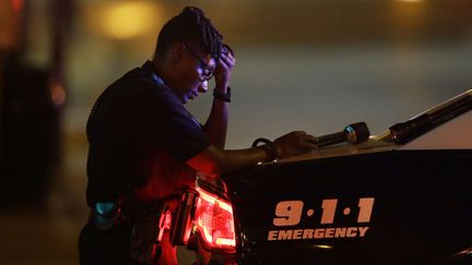 Un officier de police à Dallas, après la fusillade qui a fait cinq morts parmi les forces de l'ordre, le 8 juillet 2016.&nbsp; (LM OTERO / AP / SIPA)