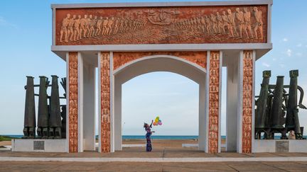 Porte du Non-Retour, où étaient amarrés les bateaux de la traite négrière prêts à traverser l'Atlantique. Un symbole de la mémoire de l’esclavage, érigé avec l'aide de l'Unesco. Ouidah, Bénin, le 23 mars 2019. (MOREAU LAURENT / HEMIS.FR / HEMIS.FR / HEMIS VIA AFP)