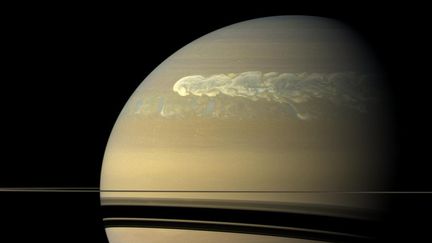 En 2011, Cassini a photographié une immense tempête qui a balayé l'hémisphère nord de Saturne. Elle s'étendait sur 17 000 km, soit la distance entre Paris et Melbourne (Australie). (NASA / JPL / SPACE SCIENCE INSTITUTE)