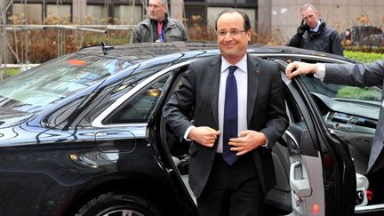 Le pr&eacute;sident de la R&eacute;publique, Fran&ccedil;ois Hollande, arrive au sommet de l'UE &agrave; Bruxelles (Belgique), le 7 f&eacute;vrier 2013. (GEORGES GOBET / AFP)